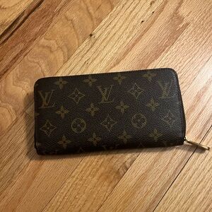 Louis Vuitton Zippy Wallet